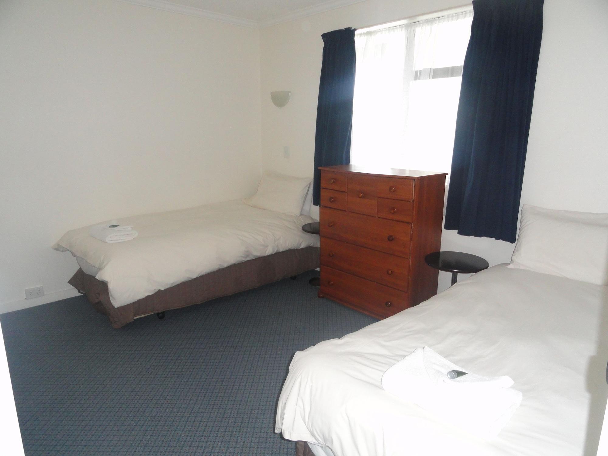 Hawks Inn Motel Upper Hutt Bagian luar foto