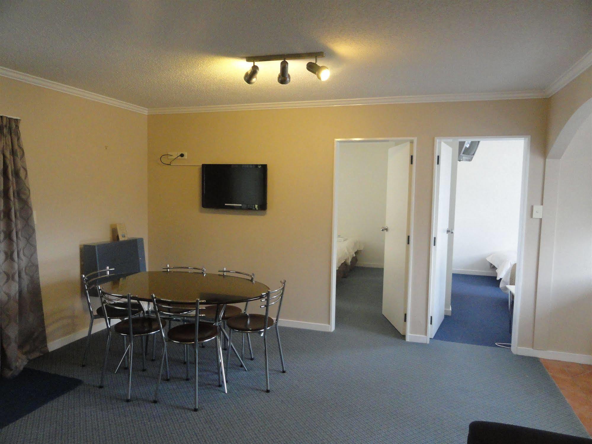 Hawks Inn Motel Upper Hutt Bagian luar foto