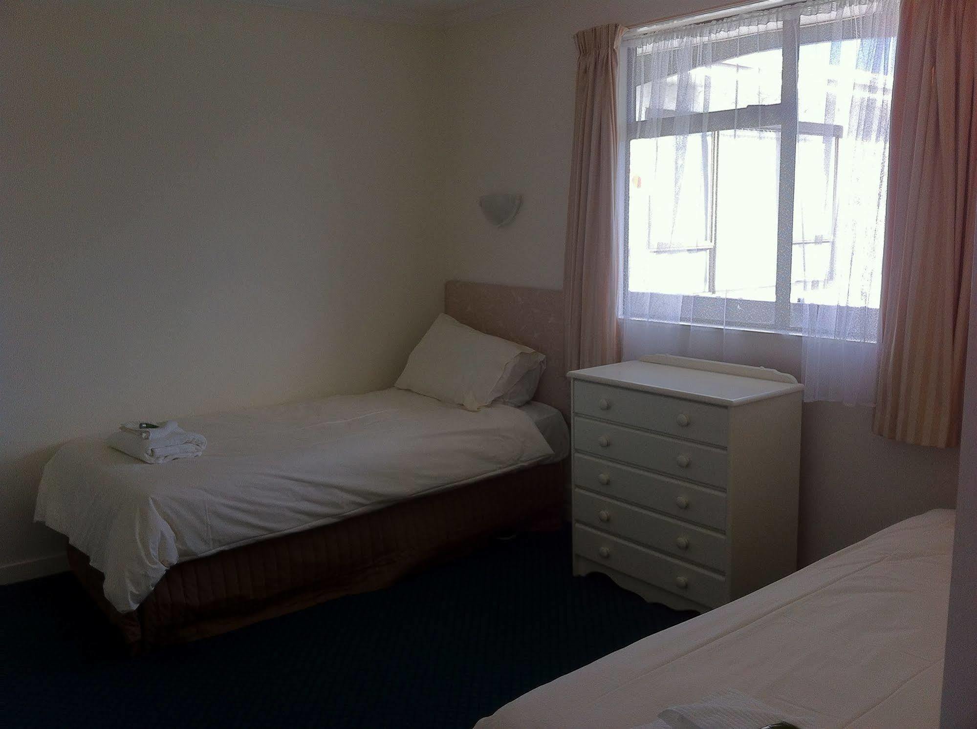Hawks Inn Motel Upper Hutt Bagian luar foto