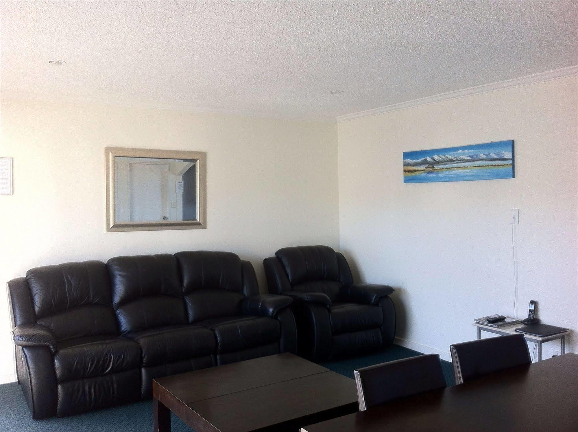Hawks Inn Motel Upper Hutt Bagian luar foto