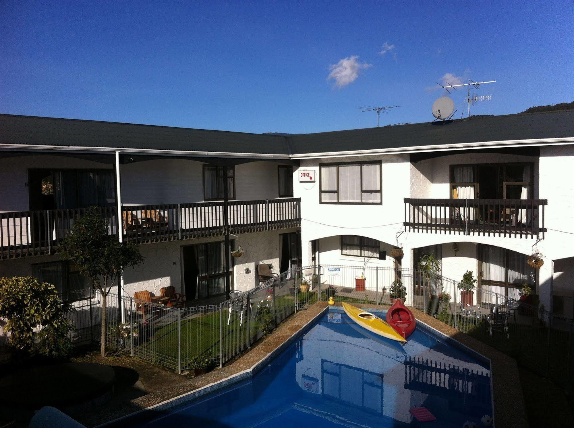 Hawks Inn Motel Upper Hutt Bagian luar foto