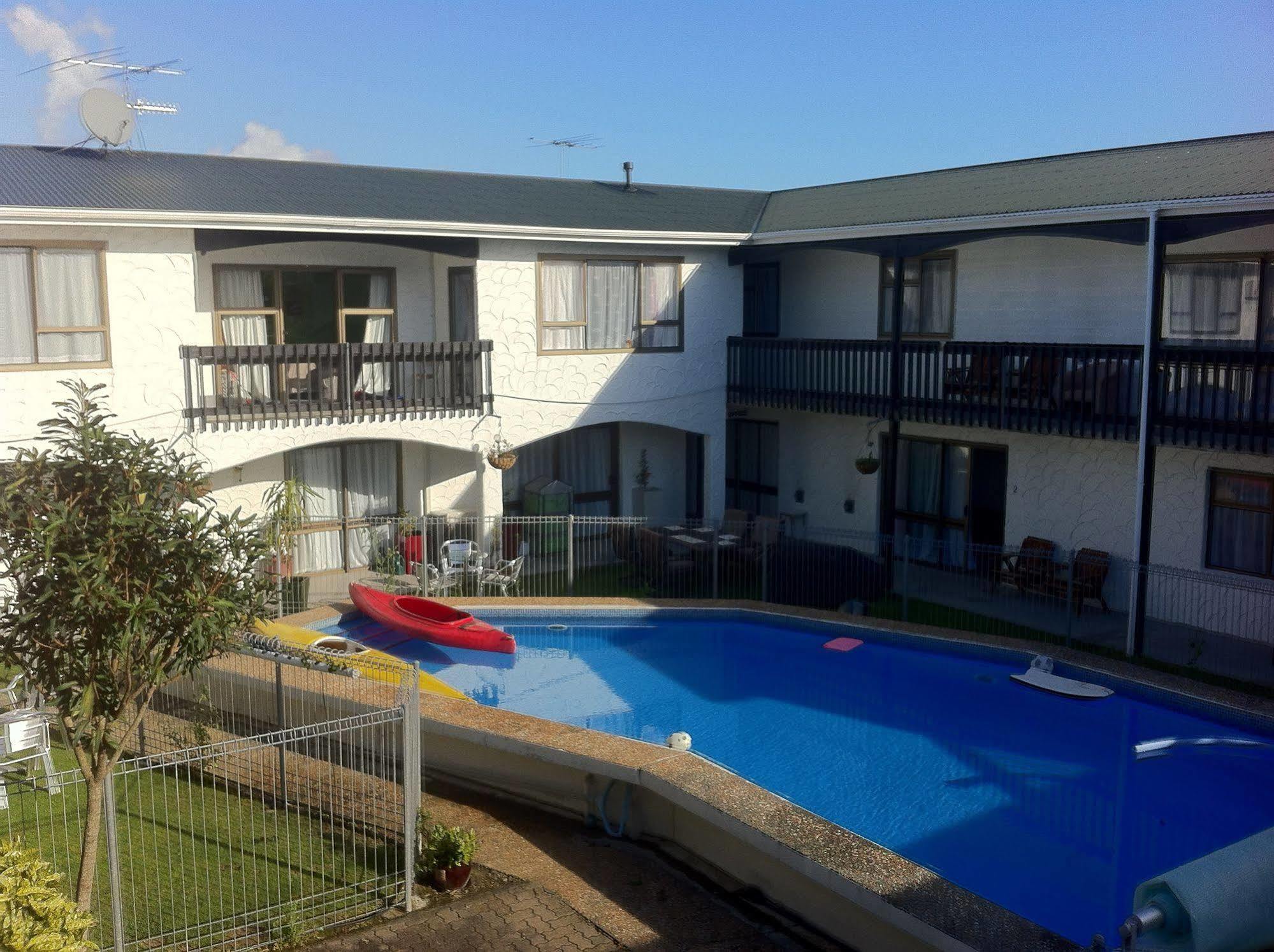 Hawks Inn Motel Upper Hutt Bagian luar foto