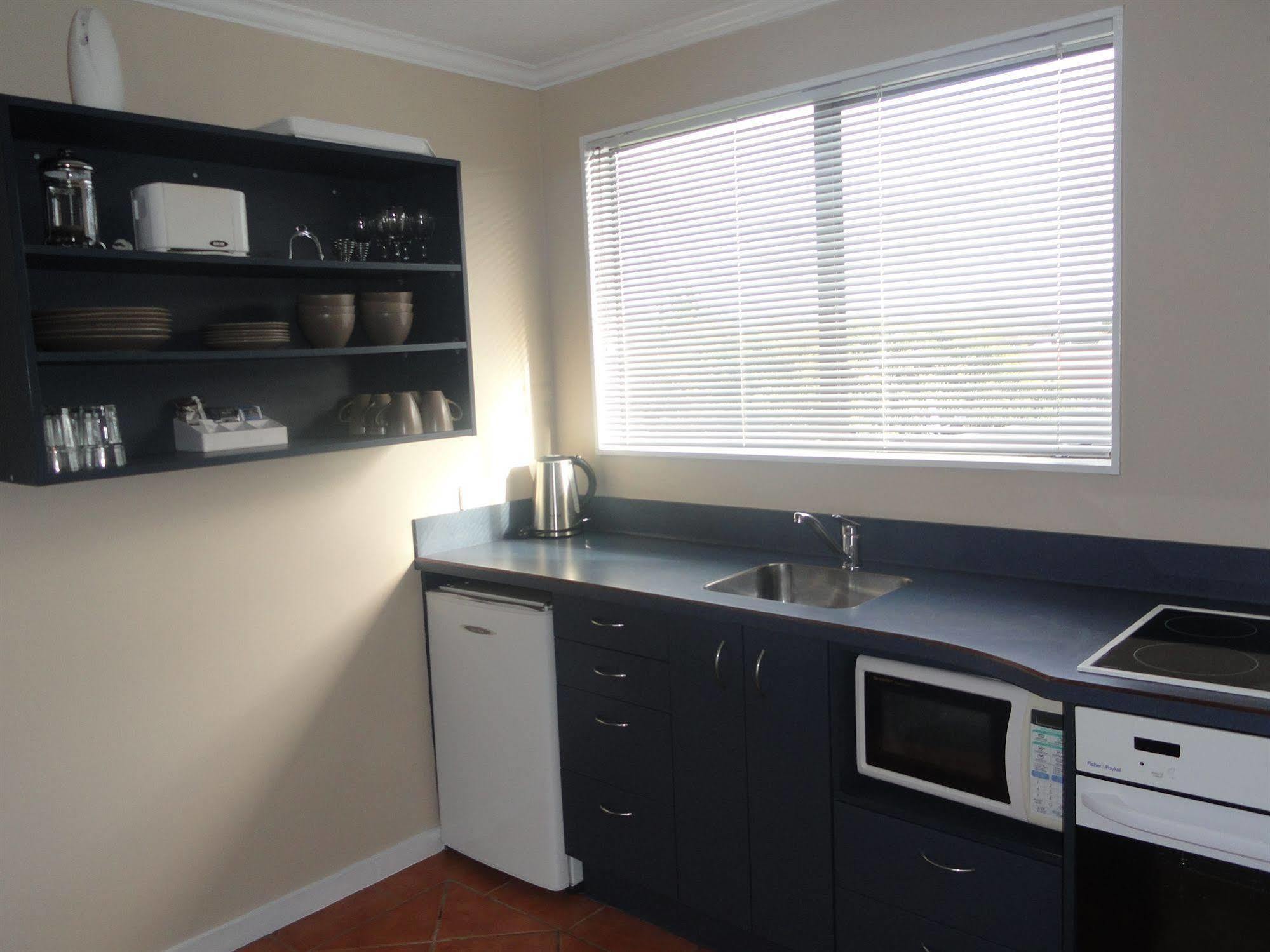 Hawks Inn Motel Upper Hutt Bagian luar foto