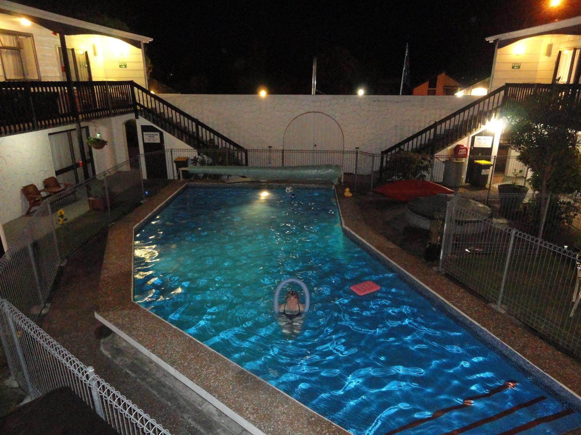 Hawks Inn Motel Upper Hutt Bagian luar foto