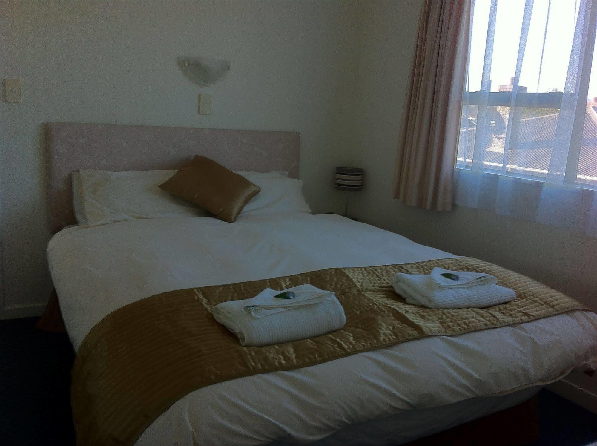 Hawks Inn Motel Upper Hutt Bagian luar foto